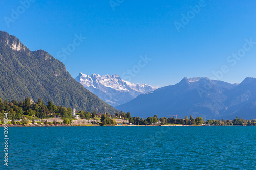 Stunning view of Geneva lake and Alps