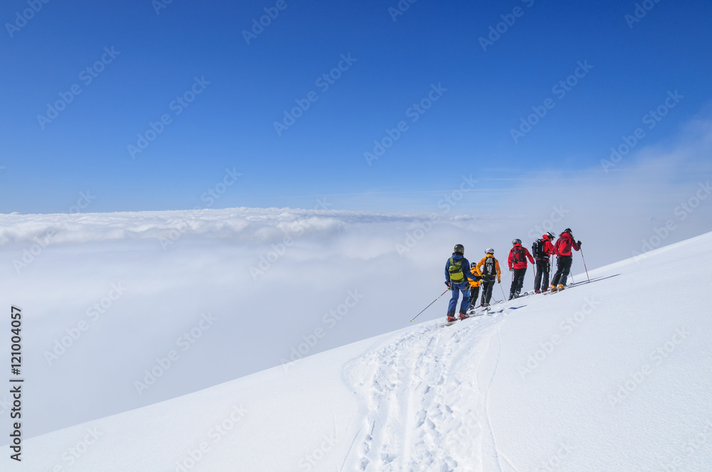 eine Gruppe Freerider im unberührten Schnee der Monte Rosa