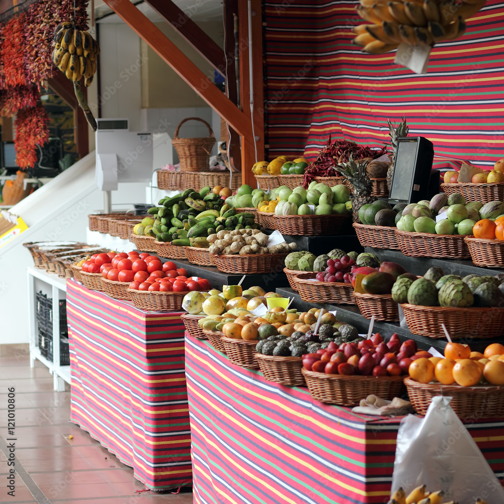 Obststand auf dem Bauernmarkt in Funchal Obststand auf dem Bauernmarkt in Funchal