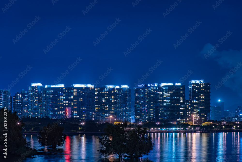 中国・深センの高層ビル群の夜景