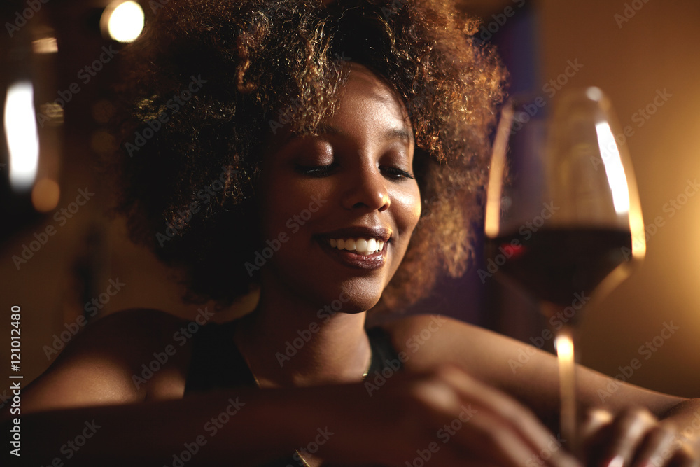 Φωτογραφία Headshot of good-looking young dark-skinned woman with Afro haircut, proposing t