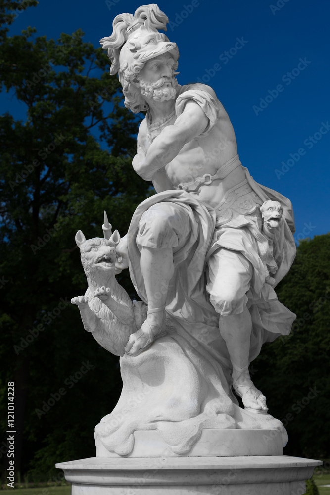 Männerstatue aus Stein in einem Park