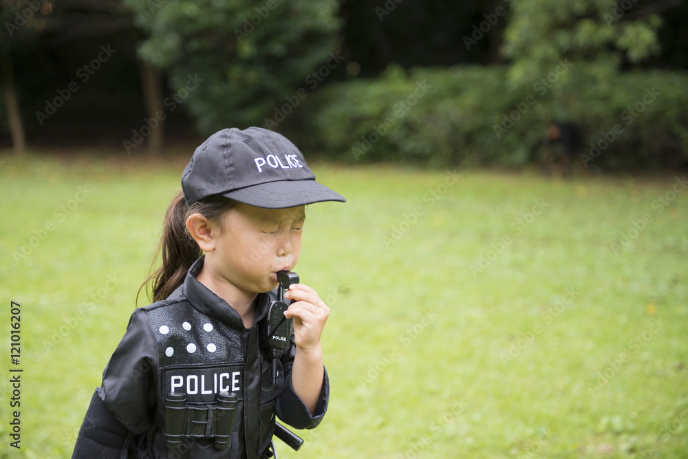 Φωτογραφία ホイッスルを吹く警察の衣装を着た女の子