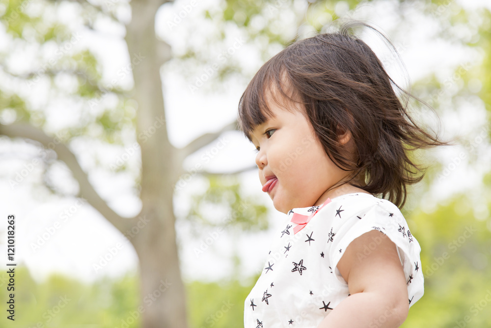 舌を出す女の子の横顔 舌を出す女の子の横顔
