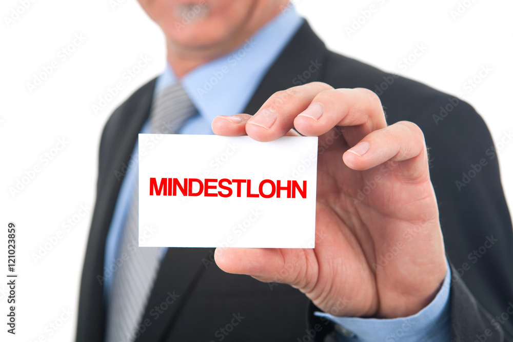 Mann zeigt Karte mit der Aufschrift: Mindestlohn Mann zeigt Karte mit der Aufschrift: Mindestlohn