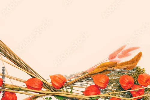 Obraz piękny bukiet suszonych kwiatów. Rama kwiatów i puste miejsce na tekst lub obraz