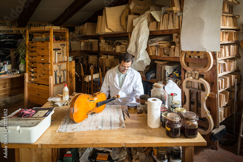Artesano español que trabaja en taller de luthier photo
