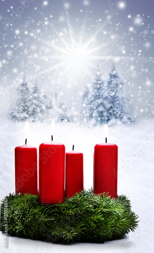 Verschneiter Weihnachtshintergrund mit Adventskranz