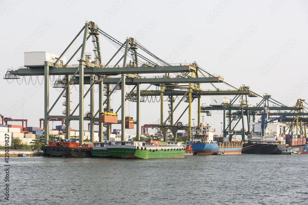 Ho-Chi-Minh-Stadt, Containerkräne im Hafen.