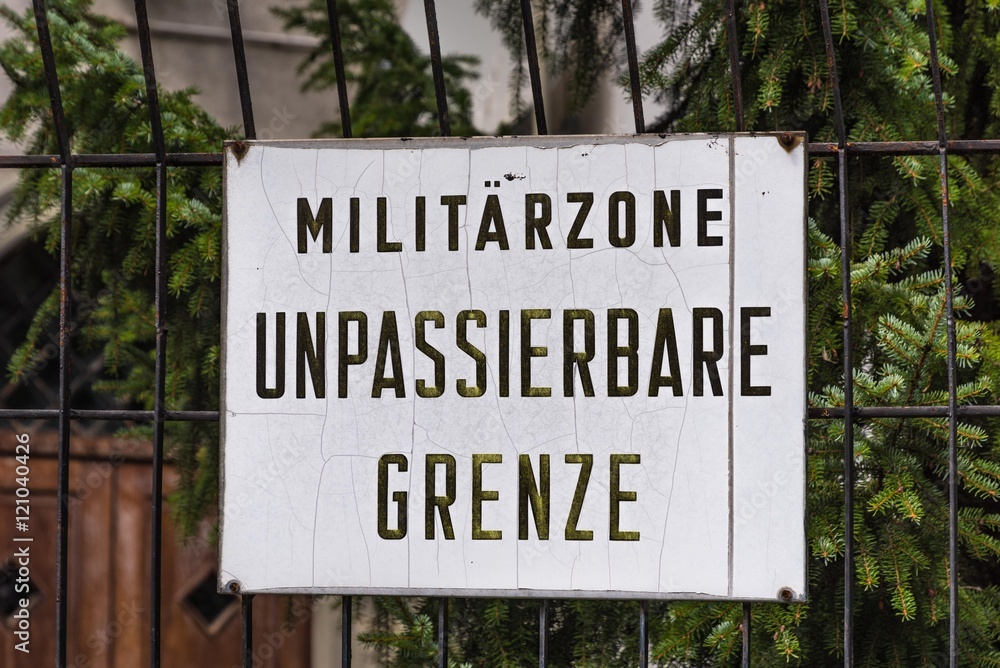 Schild Militärzone am Brenner Schild Militärzone am Brenner