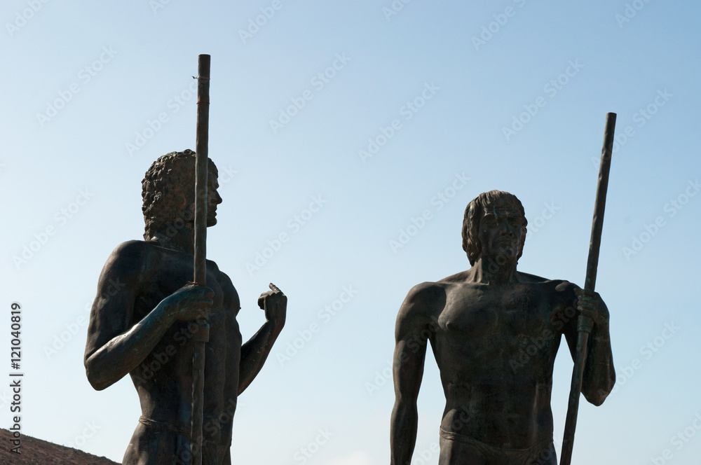 Obraz premium Fuerteventura, Isole Canarie: le statue di bronzo di Guize e Ayose, i Re dell'antica Fuerteventura prima della conquista del 1402, al belvedere Mirador Corrales de Guize il 30 agosto 2016 