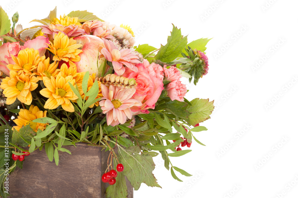 Obraz premium Autumn flower bouquet with berries and apple in wooden box