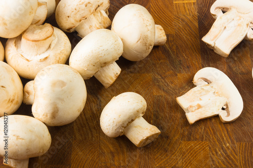 champignons on wooden background