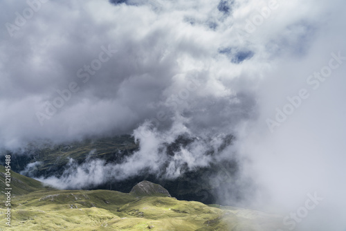 Wolken und Nebelschleier erobern die Bergwelt in Österreich