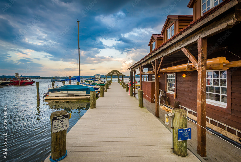 Obraz premium Building and pier at sunset, on the Potomac River waterfront, in