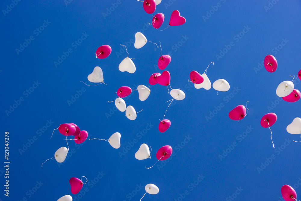 Herchen-Ballons fliegen durch die Luft