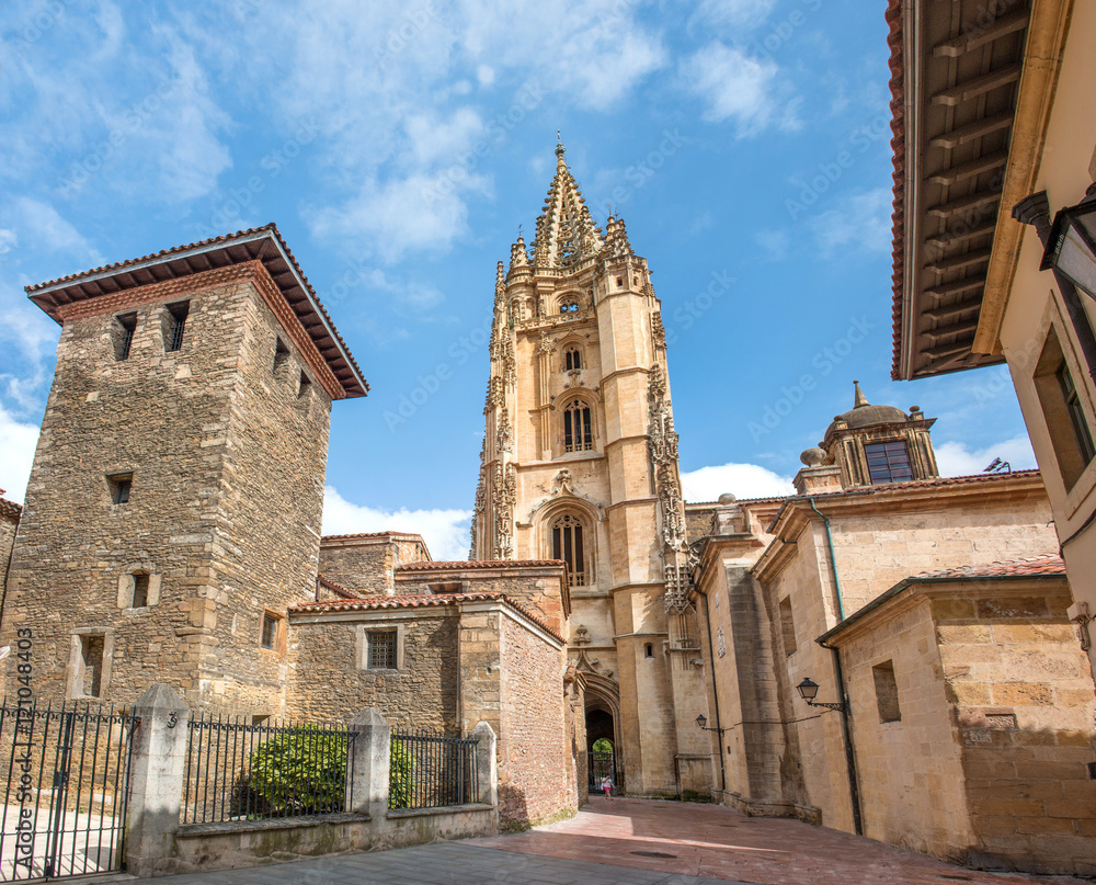 Santa Basílica Catedral de San Salvador de Oviedo Kirche Spanien Nordspanien Asturien (Asturias) Plaza de Alfonso II el Casto Santa Basílica Catedral de San Salvador de Oviedo Kirche Spanien Nordspanien Asturien (Asturias) Plaza de Alfonso II el Casto