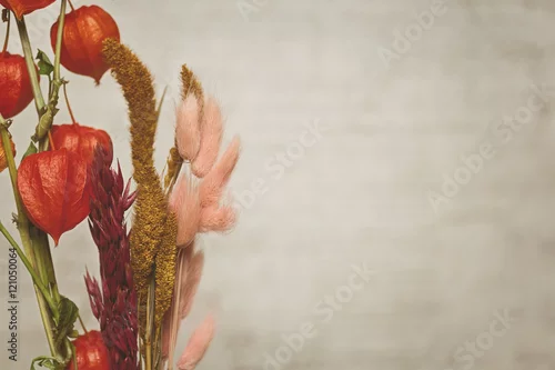 Obraz piękny bukiet suszonych kwiatów. Szary streszczenie tło. przetwarzanie vintage, wolne miejsce na tekst lub obraz