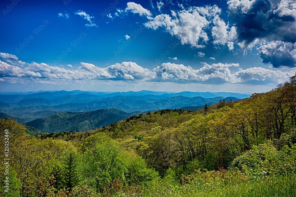 Obraz premium driving by overlooks along blue ridge parkway