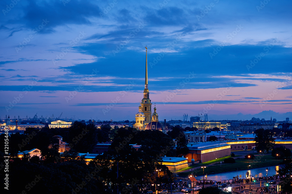 Вечерний ночной вид Санкт-Петербурга. Петропавловская крепость и собор.