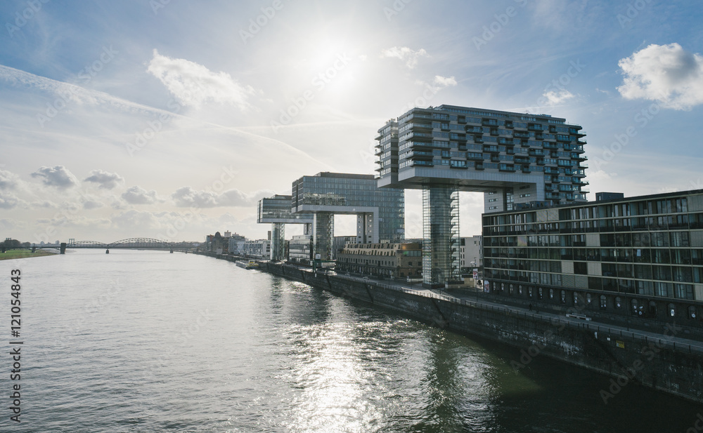 Naklejka premium Kranhäuser und Rhein in Köln