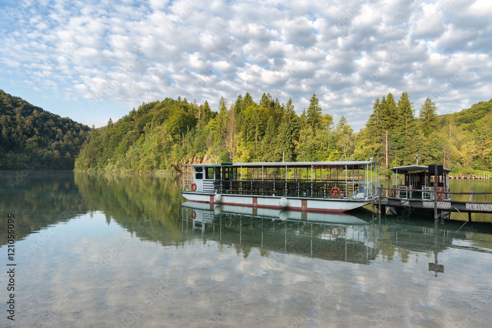 Obraz premium river boat at Plitvice lakes