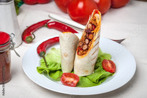 Burritos filled wiht minced meat, bean and vegetables.