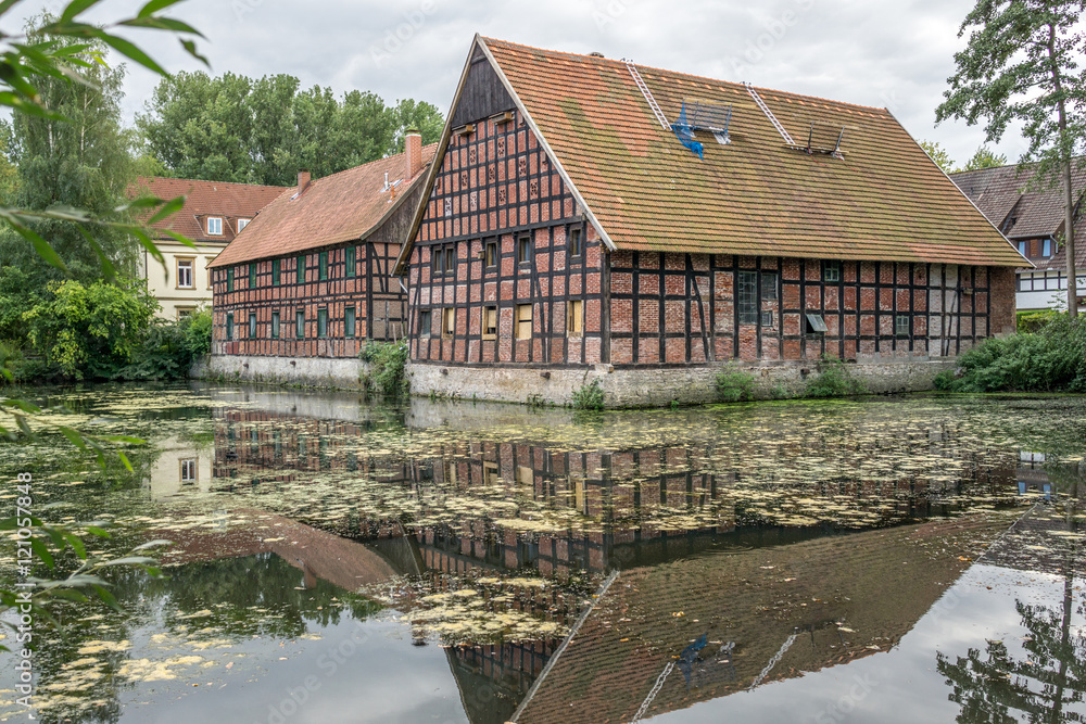 Fototapeta premium Bauernhaus am Wasser