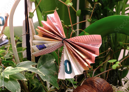 Originell gefaltete Banknote im Origami-Stil zum Verschenken photo