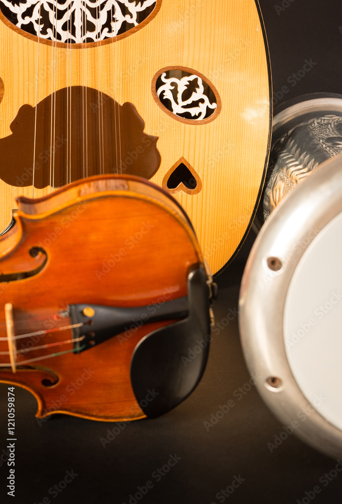 Tres isntrumentos étnicos, violín, darbuka y oud. Stock Photo Adobe Stock