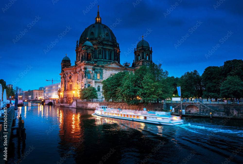 Obraz premium Berlin Cathedral with excursion boat on Spree river, Berlin, Ger