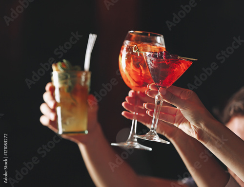 Canvas Print Friends toasting with cocktails in bar