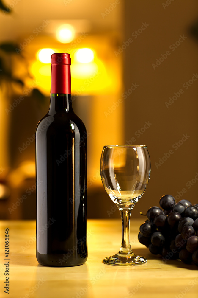 Bouteille de vin rouge avec verre et grappe de raisin