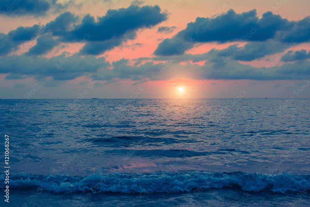 Fototapeta premium Sea in cloudy weather at dusk.