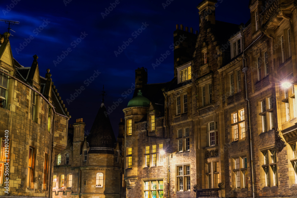 Naklejka premium buildings in Edinburgh at night