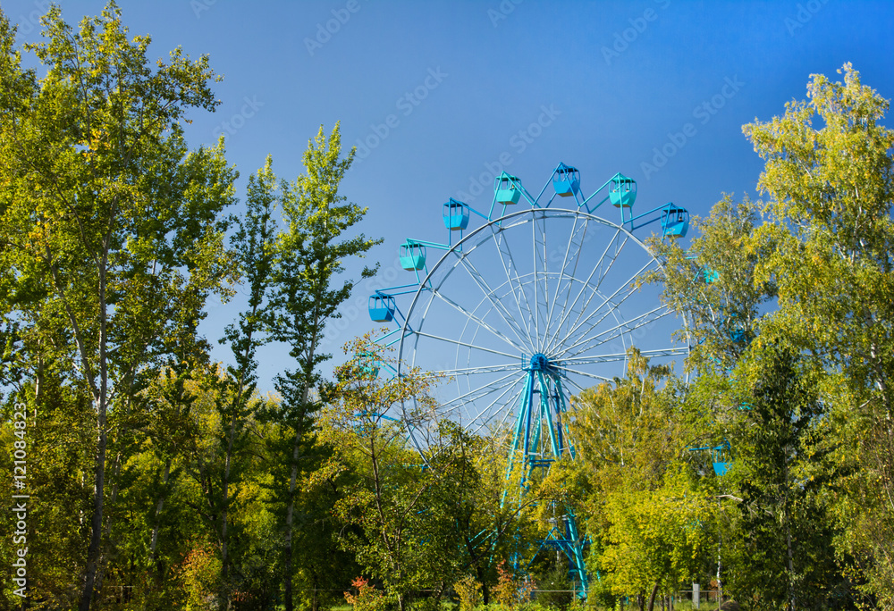 Fototapeta premium Ferris wheel in Siberia, panoramic view, autumn foliage