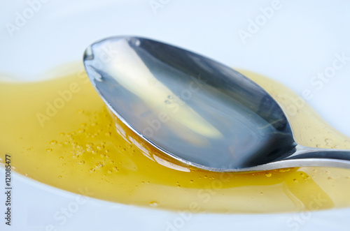 Photo Spoon full of Honey in a plate on Rosh HaShanah,  The Jewish New Year holiday