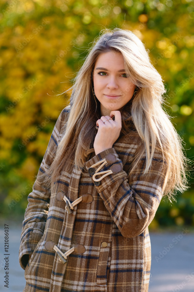 Naklejka premium woman portait in autumn park
