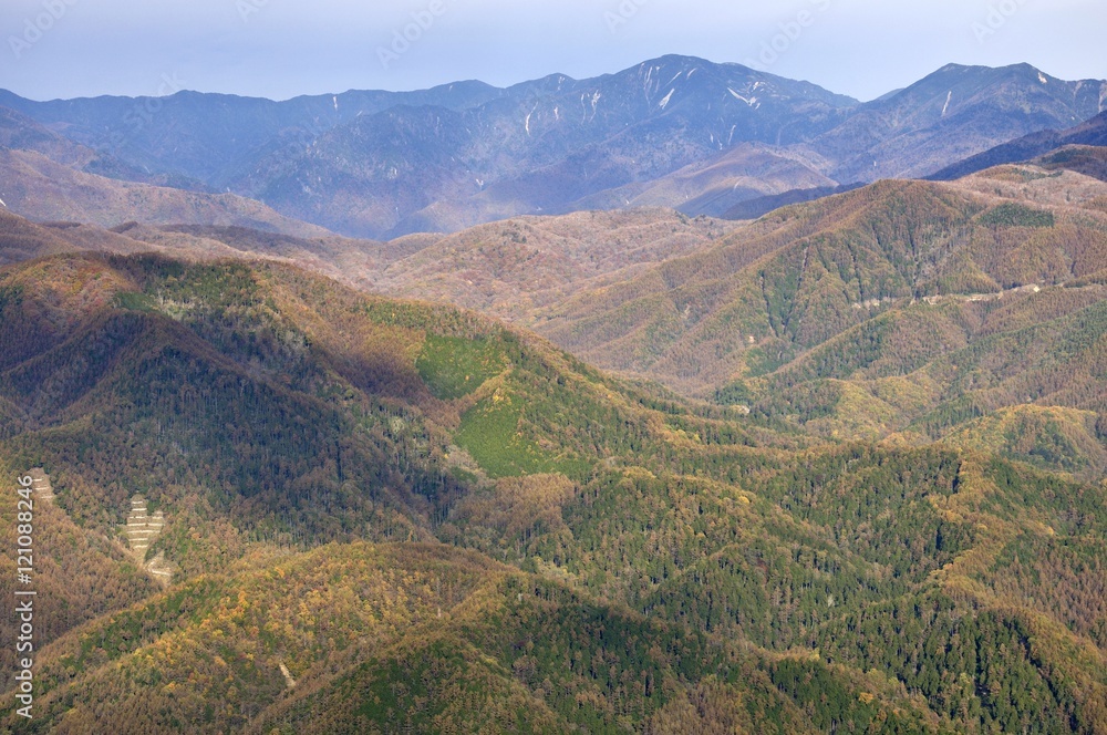 紅葉の鶏冠山から望む甲武信ヶ岳方面の眺望