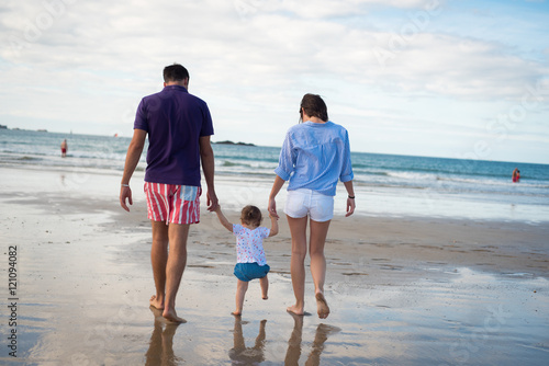 Parents enfant plage mer Saint Malo