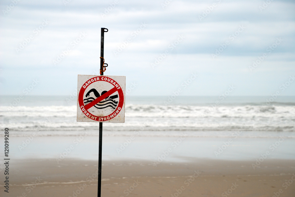 Schwimmen verboten - starke Strömung