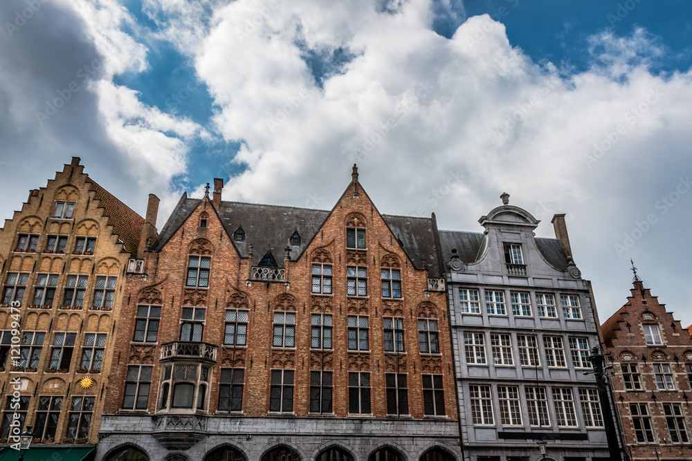 Fototapeta premium Immeubles de Grand-place de Bruges la Venise du Nord