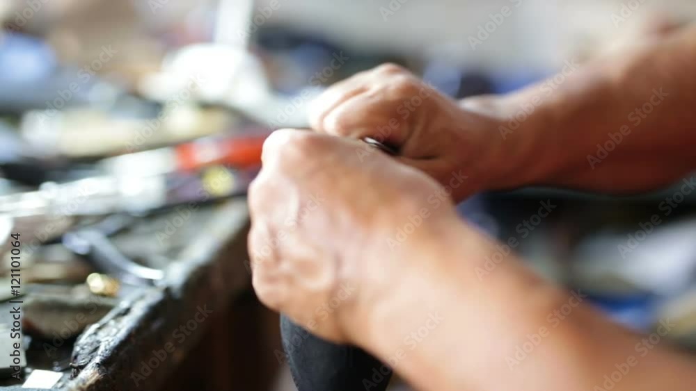 Calzolaio al Lavoro nella sua bottega artigianale. Inchiodatura tacco scarpa nera alta donna. Calzolaio al Lavoro nella sua bottega artigianale. Inchiodatura tacco scarpa nera alta donna.