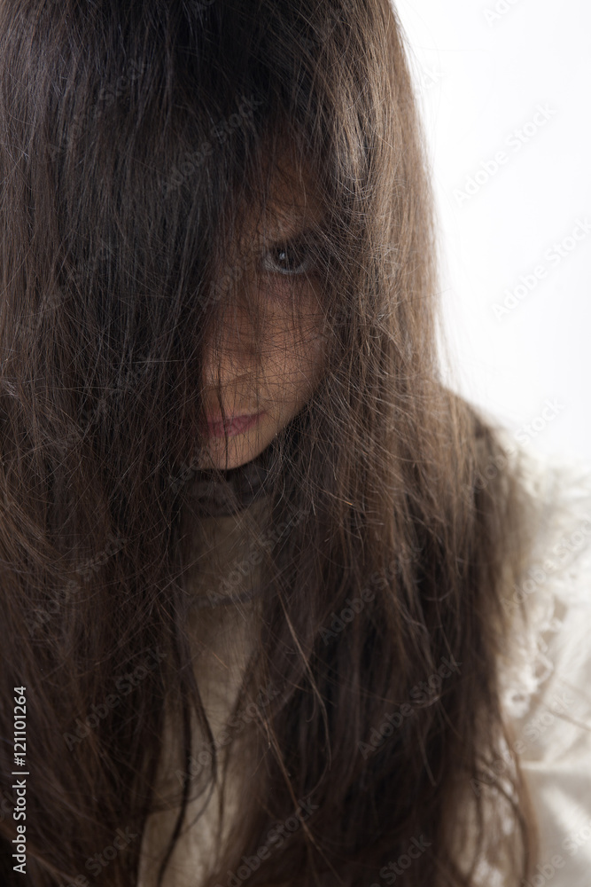 Portrait eines jungen, mysteriösen, dunkelhaarigen Mädchens in einem historischen Kleid Portrait eines jungen, mysteriösen, dunkelhaarigen Mädchens in einem historischen Kleid