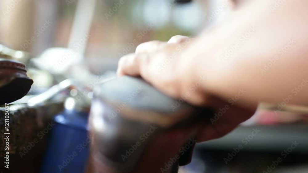 Calzolaio al Lavoro nella sua bottega artigianale. Battitura suola scarpa uomo. 