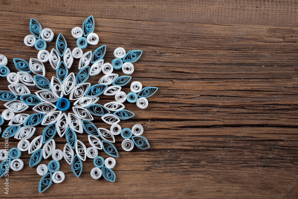 Obraz premium snowflake out of paper quilling