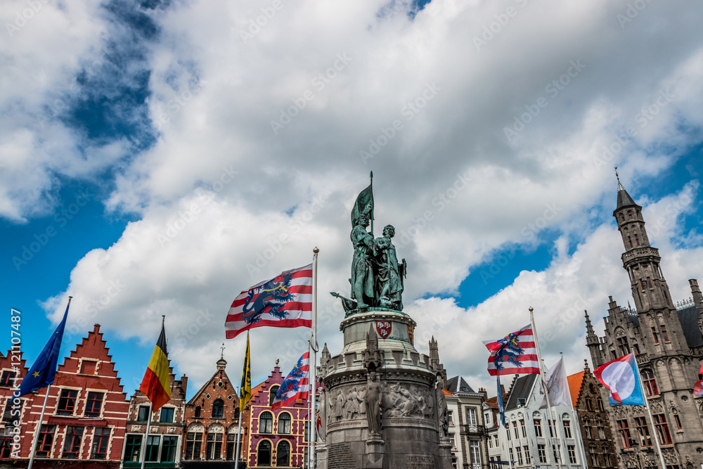 Statue sur la Grand-place de Bruges la Venise du Nord