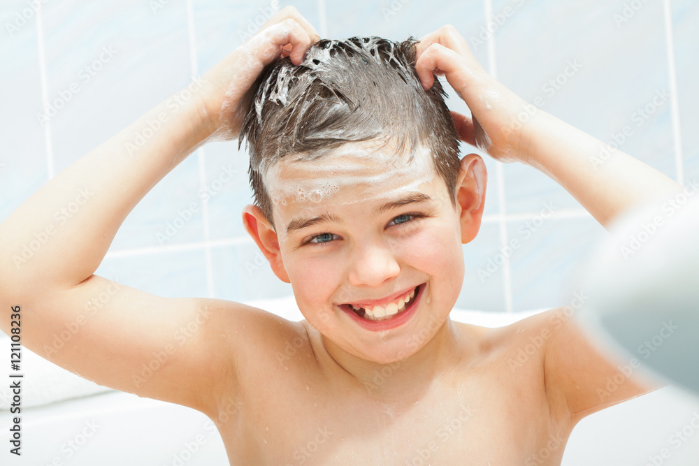 Fototapeta premium Children in bathtube washing hair