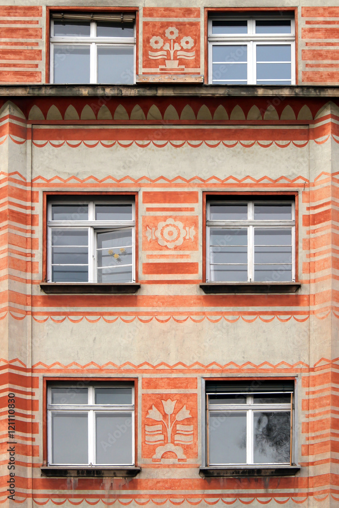 Unsanierte Fensterfront am demkmalgeschützen Haus mit Fassadenmalerei