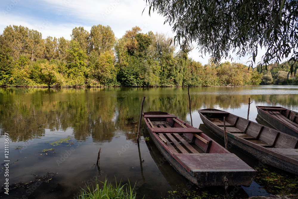 Obraz premium Boat in a river in autumn